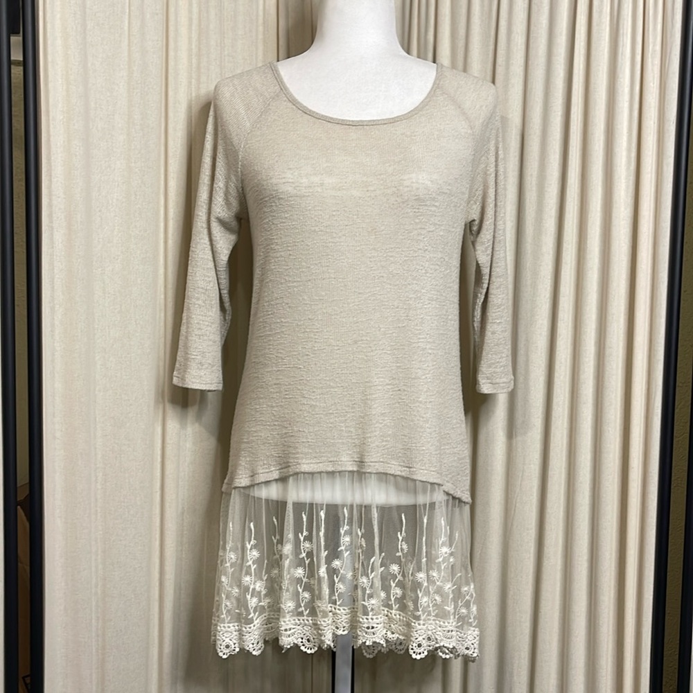 EUC- HI- BEAM CREAM LACE AND EMBROIDERED BLOUSE S-M